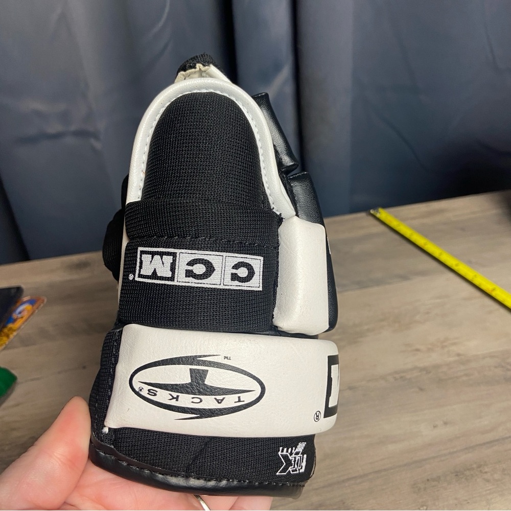 CCM‎ 452 Tacks, Black and White Hockey Glove, (1), Right Hand Glove, Small, 10” - Picture 3 of 9